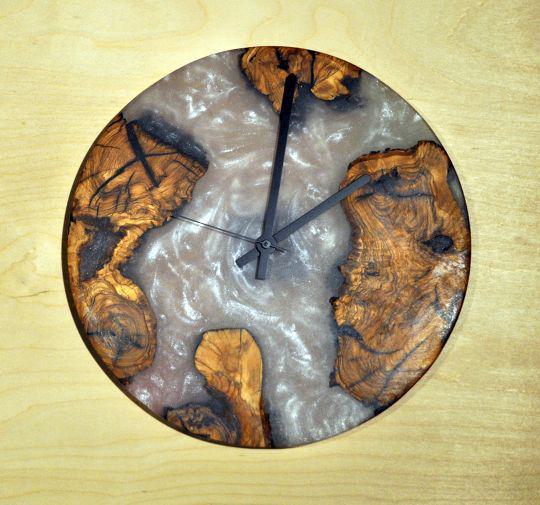 Roloi-toixou-wood-resin-NiktheBiz-7 Ρολόι τοίχου ξύλινο με ρητίνη "Cronus" (NiktheBiz artwork) - Image 1