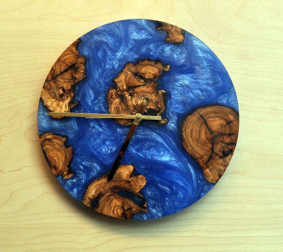 Roloi-toixou-wood-resin-NiktheBiz-8 Ρολόι τοίχου ξύλινο με ρητίνη "Earth" (NiktheBiz artwork) - Image 1